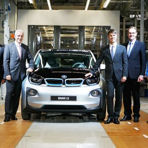Start der Serienproduktion des BMW i3 in Leipzig: (v.li.) Werksleiter Manfred Erlacher, Sachsens Ministerpräsident Stanislaw Tillich, BMW-Produktionsvorstand Harald Krüger, der Leipziger Bürgermeister Burkhard Jung und der Chef der BMW-Elektroauto-Produktion Dr. Helmut Schramm.