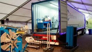 Die mobile Fabrik produziert Wellschläuche an jedem Ort der Welt.  (Bild: Schlemmer)