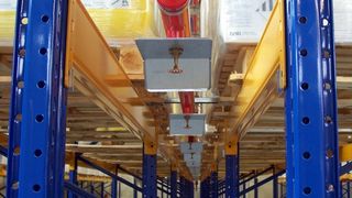 Im neuen K + P-Gefahrgutlager am Containerterminal Altenwerder sind neben der Deckensprinkleranlage alle Palettenregale noch mit einer separaten Regalsprinklerung gesichert. Bild: K + P (Archiv: Vogel Business Media)