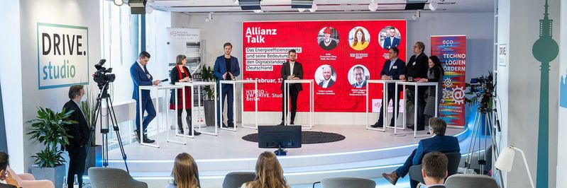 Eine erfreulich offene Diskussion hat sich beim „AllianzTalk – Das Energie-Effizienzgesetz und seine Bedeutung für den Digitalstandort Deutschland“ ergeben; allerdings hatten nur wenige auch etwas zu sagen. Eine erfreulich offene Diskussion hat sich beim „AllianzTalk – Das Energie-Effizienzgesetz und seine Bedeutung für den Digitalstandort Deutschland“ ergeben; allerdings hatten nur wenige auch etwas zu sagen.