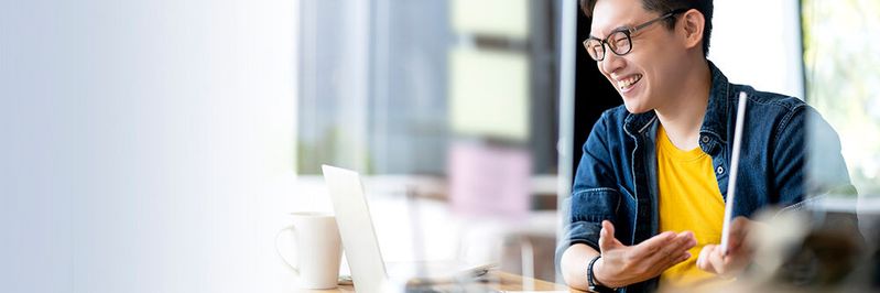 Eine Studie hat Arbeitnehmerinnen und Arbeitnehmer detailliert zu ihrer Arbeitssituation befragt – vor und während der Corona-Pandemie.(Bild:  © whyframeshot - stock.adobe.com)