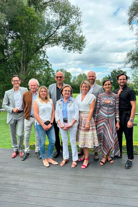 Die Gesellschafter und Geschäftsführung der Autohäuser Praunsmändtl und Wüst & Weigand nach der Vertragsunterzeichnung.(Bild:  Praunsmändtl)