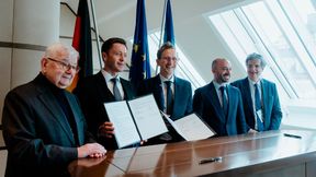 Kräftebündelung für mehr Governance: (v. l.) Joschka Fischer (Außenminister und Vizekanzler a.D.), Martin Merz (President of SAP Sovereign Cloud), Frédéric Munch (CEO Sopra Steria Deutschland und Österreich), Benjamin Haddad (französischer Europaminister), François Delattre (französischer Botschafter in Deutschland) (Bild: Julian Reith)