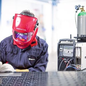 Sowohl die Hand- als auch die Automaten-Plasmabrenner sind besonders klein konzipiert, betont EWM. Ihre optimierte Wasserkühlung führe die entstehende Wärme außerdem zuverlässig ab und das erhöhe die Standzeiten der Verschleißteile. Per Trolly kann das System leicht mobilisiert werden. Dieser sorgt auch noch für Standhaftigkeit bei der Schutzgas- und Plasmagasflasche.