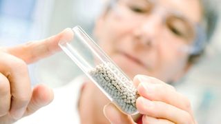 Evonik hat ein neues röntgensichtbares Kunststoffmaterial in Implantatqualität auf Basis von Polyetheretherketon entwickelt. (Evonik)