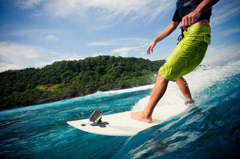Statt am Hund lässt sich die Cam auch am Surfbrett befestigen. (Bild: Sony)