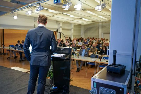 Blick ins Podium des Zeta-Symposions(Bild:  Zeta)