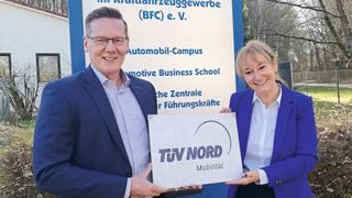Dirk Helmold von TÜV Nord Mobilität und BFC-Schulleiterin Sylvia Gerl freuen sich über die neue Partnerschaft. (BFC)