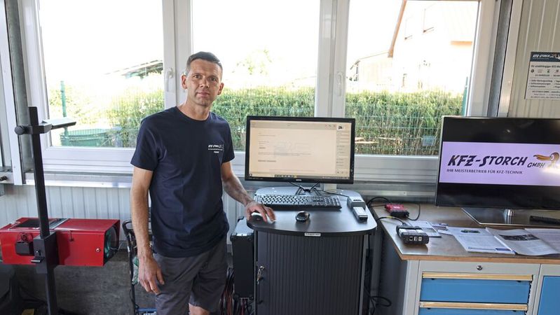 Der Kfz-Unternehmer Peter Storch ist ein Diagnoseexperte und wird von anderen Werkstätten geschätzt. Kommen die nicht weiter, heißt es: „Peter, mach mal!“(Bild:  Rosenow – »kfz-betrieb«)