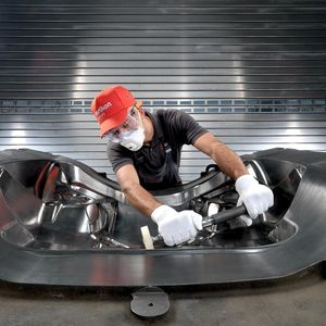 Oberflächenfinish und Qualitätskontrolle am fertig beschichteten Presswerkzeug.