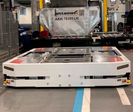 Hier sieht man einen Dimos-Intrac bei der Arbeit im Flughafenbereich in Dubai. Er gilt als der erste vollautomatisierte Pallet Mover, der das ULD-Handling optimiert. Dieses System und der X-Way-Transporter brachten dem Unternehmen den begehrten Tlme-Award.(Bild:  Dimos Fzco)