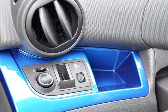 Auch die kleine Ablage neben dem Lenkrad kommt in Bunt. (Archiv: Vogel Business Media)