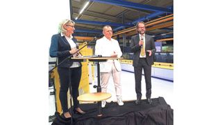 Die geschäftsführenden Gesellschafter der Profilmetall-Gruppe: Dr. Daniela Eberspächer-Roth und Manfred Roth (rechts) im Gespräch mit Jürgen R. Schmid von Design Tech vor der neuen „Profilieranlage 4.1“. (Profilmetall)