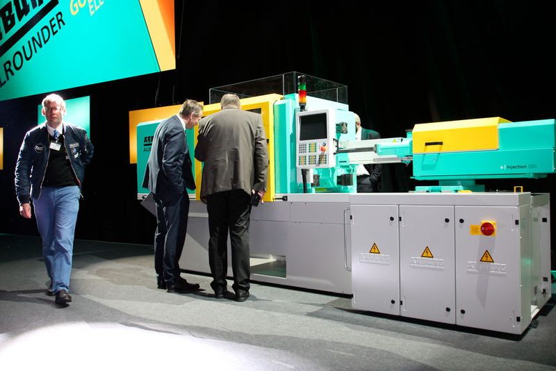 Neugierige Blicke! Erste Detail-Eindrücke der Allrounder 470 aus der Golden Electric-Reihe, und maschinenmäßiger Superstar auf dem Eröffnungsevent zur Halle 22 bei Arburg. (Königsreuther)