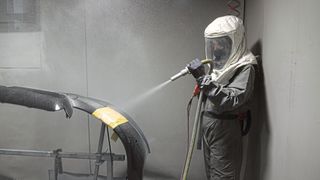 Das Strahlgut im Big Box Blower raut lediglich die oberste Lackschicht auf und sorgt so für gute Bindung. Der Materialabtrag ist kaum messbar. (Bild: Rosenow/»kfz-betrieb«)