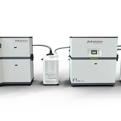 Vollständig automatisiert: Beim 3D-Druck sorgen integrierte Pulveraufbereitung sowie Nachbearbeitung der gedruckten Polymerbauteile für skalierbare Produktion vom Einzelstück bis zur Serie. (Bild: Rösler)