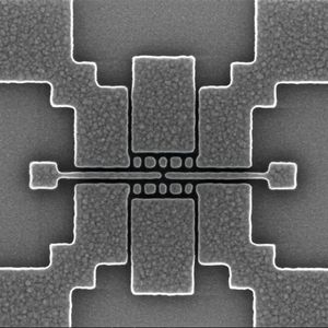 Funktionierendes Qubit-Array mit Abständen zwischen den Plunger- (P) und Barriere- (B) Gates von knapp 6 Nanometern, ermöglicht durch High-NA-EUV-Lithografie. Das Bild zeigt außerdem die Akkumulations- (A) und Einschluss- (C) Gates. (Bild: Imec)