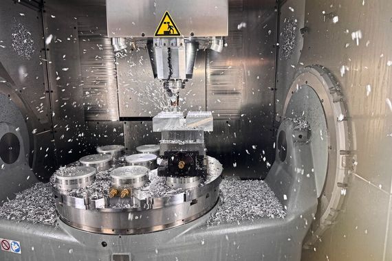 Die Bearbeitung von Leichtbau-Werkstoffen wie Aluminium und Al-Legierungen erfordert hochmoderne Werkzeuge und spezialisiertes Know-how. Beim Presse-Event in Tübingen gaben die Walter-Experten aufschlussreiche Einblicke in die Welt der Leichtmetallbearbeitung und zeigten interessante Innovationen der Walter AG. (Bild: Sonnenberg)