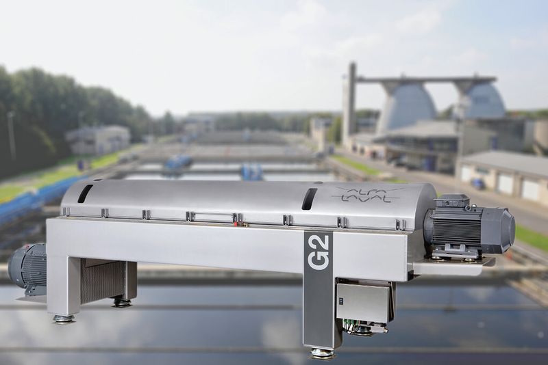 Bild 1: Typische Dekanterzentrifuge mit zwei Antrieben für Trommel und Förderschnecke. (Bild: IFM)