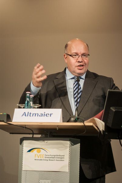 Bundesumweltminister Peter Altmaier, Schirmherr der Tagung, stellte in seiner Eröffnungsrede dar, mit welchen Rahmenbedingungen die Politik diese erfolgreichen Kooperationsformen unterstützen kann. (Bild: FVEE)