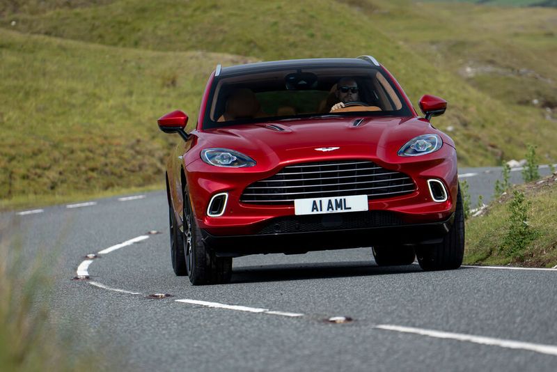 Dank Luftfeder-Fahrwerk eilt das knapp 2,5 Tonnen schwere SUV spielend durch Kurven. (Bild: Aston Martin)