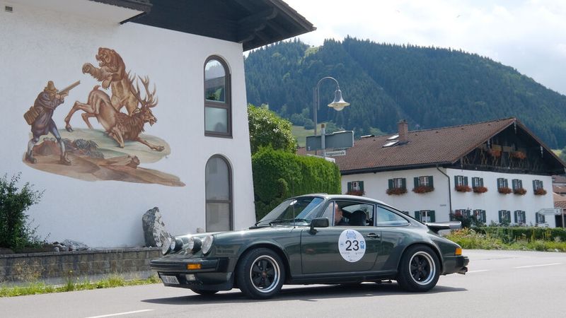 Malerische Kulisse: Ein Porsche 911 Coupé aus dem Jahr 1980 mit Markus Appel und seiner Beifahrerin Maria Rumetshofer-Appel. (Bild: Zietz - VCG)