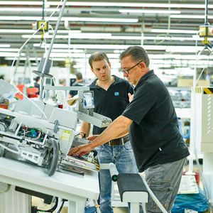 Durch Machine-to-Machine kommunizieren Maschinen und Werkstücke miteinander.