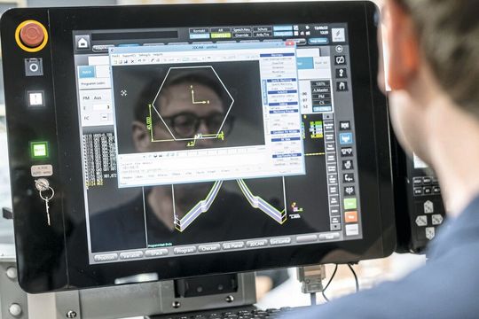 Digitale Steuerung in der spanabhebenden Fertigung: KI-gestützte Systeme optimieren Maschinenprozesse in Echtzeit.(Bild:  Thomas Wagner)