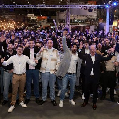 Bei der Lossprechungsfeier der Kfz-Innung Region Stuttgart wurden auf der Retro Classics 200 Absolventen in den Gesellenstand gehoben. Erstmal wurde der Rolf-Weeber-Preis für einen „Vorbildlichen Team-Worker“ vergeben. Neben den offiziellen Ehrungen bot die Lossprechungsfeier den Absolventen auch die Gelegenheit, gemeinsam mit ihren Familien, Freunden und Ausbildern auf ihre Erfolge anzustoßen und den erfolgreichen Abschluss ihrer Ausbildung zu feiern.
 (Bild: Wolfgang List)