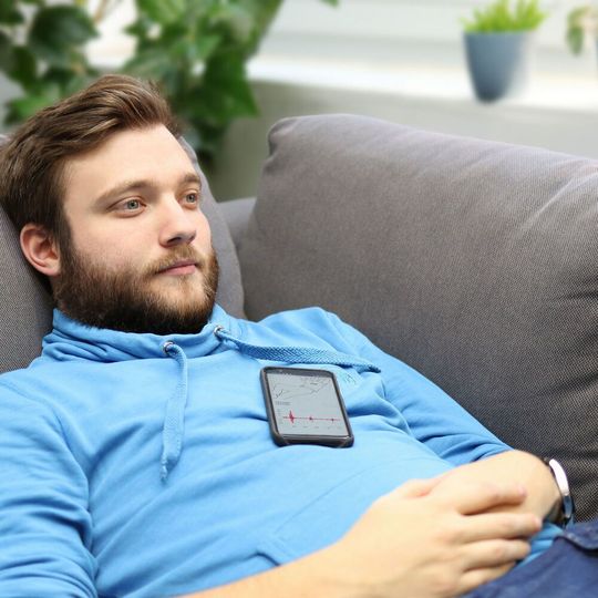 Die App Guardio des Fraunhofer IGD zeichnet Herzbewegungen auf und übersetzt diese in ein Mehrkanal-EKG. Die App Guardio des Fraunhofer IGD zeichnet Herzbewegungen auf und übersetzt diese in ein Mehrkanal-EKG.