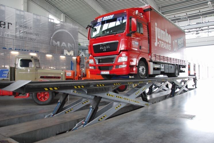 Oder man schaut den Monteuren bei ihrer Arbeit zu. (Foto: Wenz)