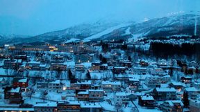 Blick auf Narvik im Norden Norwegens: In der Region entsteht mit Stargate Norway eine AI-Gigafactory, die erneuerbare Energie und massiv skalierbare GPU-Cluster für europäische KI-Projekte bündelt. (Bild: Narvik, Norway / Andrew Woodvine / CC BY-SA 2.0 / flickr.com)