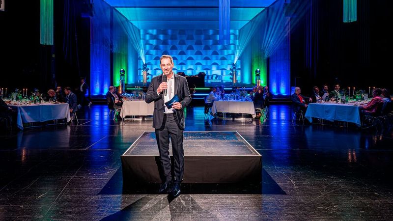 Am Abend des ersten Veranstaltungstags eröffnete Gastgeber Jan Moll, Geschäftsführer der dtm group, das Gala-Dinner im Festspielhaus Bregenz. (Bild: dtm group)