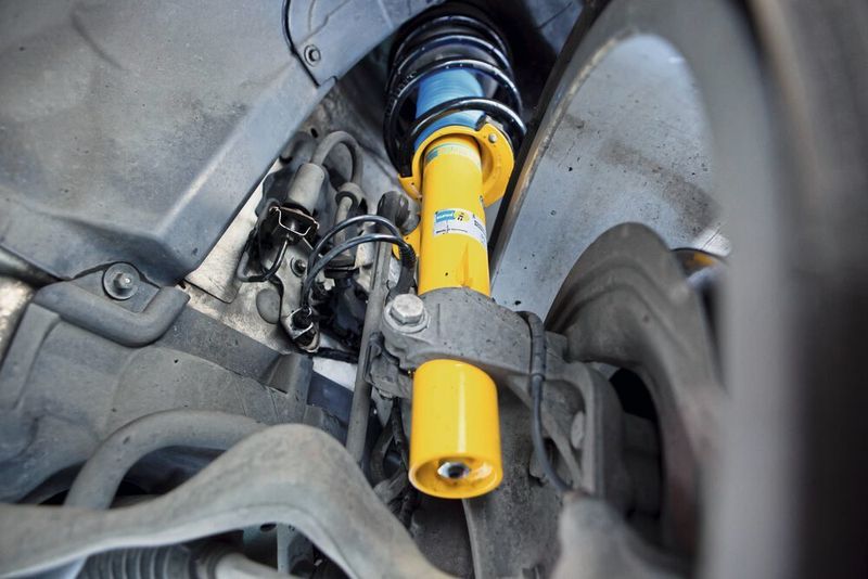 Ein Stoßdämpfer mit im Vergleich zur Serie deutlich höherer Dämpfkraft macht das Fahren beispielsweise mit einem recht schweren Caravan spürbar sicherer. (BILSTEIN)