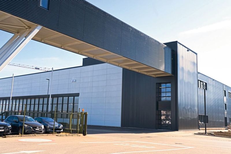 Verbindendes Element zwischen bestehender und zukünftiger Produktion ist eine Passerelle. Sie schlägt sinnbildlich Brücken, wie es im zweisprachigen Kanton Freiburg seit jeher gepflegt wird. (Bild: Wago)