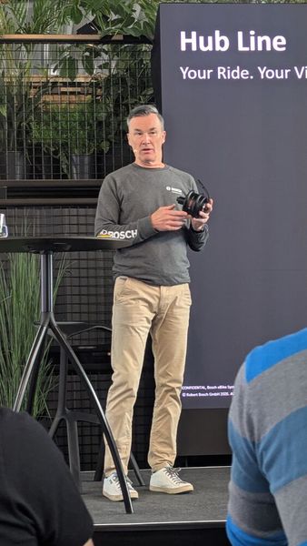 Claus Fleischer, CEO of Bosch eBike Systems gab einen kurzen Theorieausblick auf die neuen Produkte wie den neuen Nabenmotor Hub Line.  (Bild: Stefanie Eckardt)