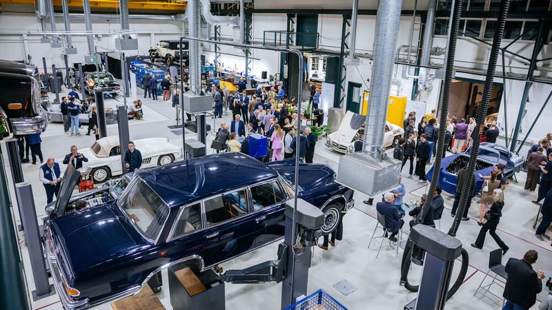 Zur Eröffnung der neuen „heiligen Hallen“ waren zahlreiche Gäste geladen. Sie erhielten einen einmaligen Blick hinter die Kulissen und konnten sich mit Mitarbeitern austauschen, die bis zu später Stunde bereitwillig Auskunft über ihren Job im Center gaben. (Bild: Mercedes-Benz Heritage)