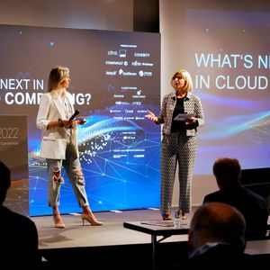 Daniela Schilling (li.) und Lydia Hundsdörfer (Vogel IT-Akademie) eröffnen die CCX 2022. (Bild: Vogel IT-Medien)