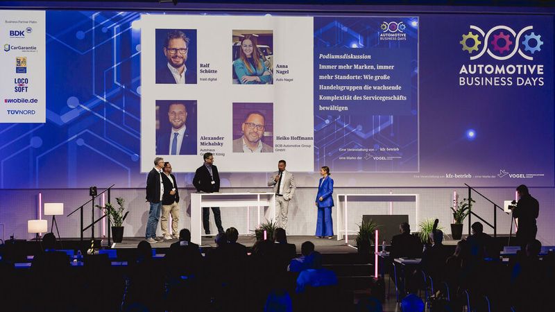 Im Rahmen einer Podiumsdiskussion erklärten drei Vertreter von großen Autohausgruppen, wie sie die Komplexität Ihres Servicegeschäfts in den Griff bekommen. Immerhin müssen teilweise Dutzende Standorte und Marken so geführt werden, dass sich die gewünschten Synergieeffekte auch einstellen.  (Stefan Bausewein)
