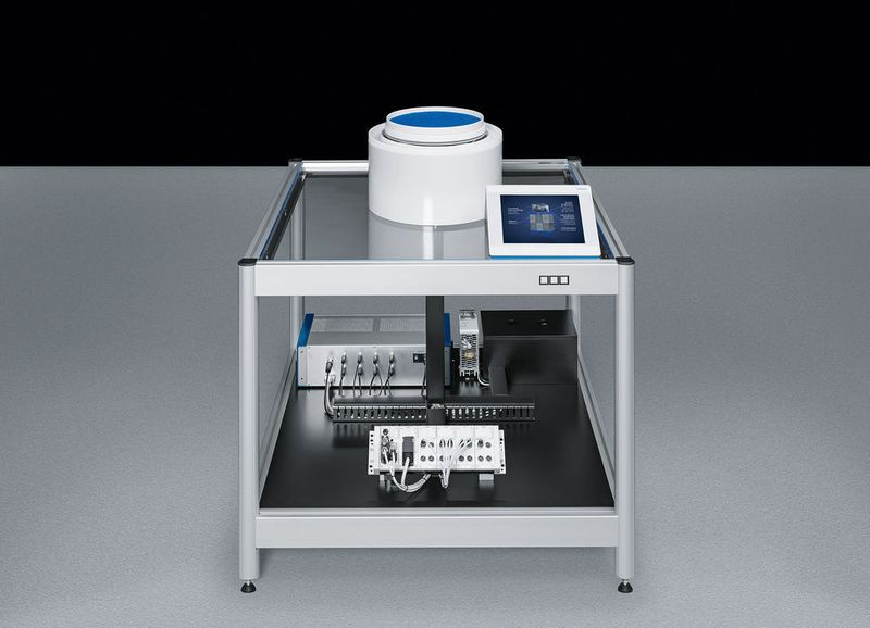 Beim Supra Shaker schwebt eine Platte über einem Kryostaten mit Supraleitern. Ein Elektromotor mit Exzenter versetzt sie in eine Rüttelbewegung. (Festo AG & Co. KG)