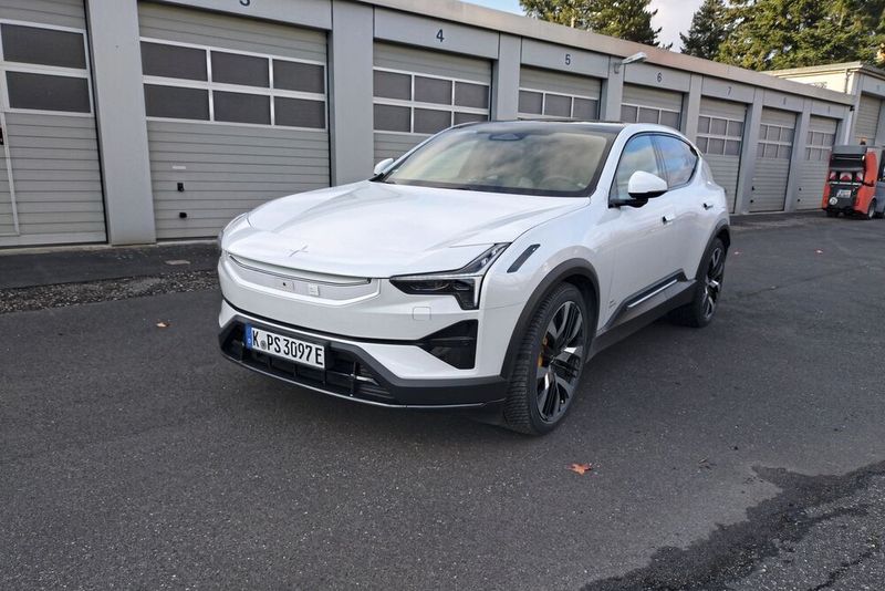 8. Verkehrszeichenerkennung bei Regen Noch ein ADAS-Problem des 110.000-Euro-Modells: Sobald es dunkel wird und regnet, versagt die Verkehrszeichenerkennung weitgehend. Tempolimits werden nicht erkannt, die Anzeige im Display bleibt leer oder zeigt veraltete Informationen. (Bild: Sven Prawitz/Vogel Communications Group)