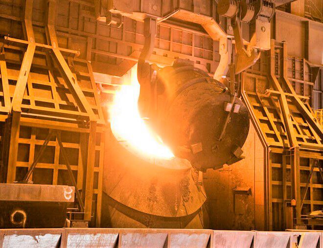 Die Saar-Stahlindustrie gibt jetzt Milliarden dafür aus, dass Stahl in Zukunft möglichst klimaneutral hergestellt werden kann. Mit dabei ist auch die Dillinger Hütte, bei der hier zu sehen ist, wie ein Konverter mit Roheisen befüllt wird.