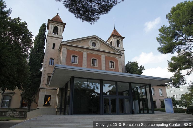 MareNostrum (lateinisch für „unser Meer“, eine alte Bezeichnung für das Mittelmeer) ist ein Supercomputer an der Universitat Politècnica de Catalunya in Barcelona. Der IBM-Cluster ist in eine säkularisierte Kapelle eingebaut und von hohen Glaswänden umgeben. (Barcelona Supercomputing Center - BSC)