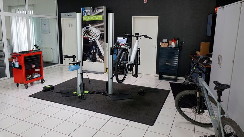 Die kleine Fahrradwerkstatt ist bereits so gut ausgelastet, dass Schlesner gerade eine zweite Fachkraft eingestellt hat. (Bild: Rosenow – VCG)