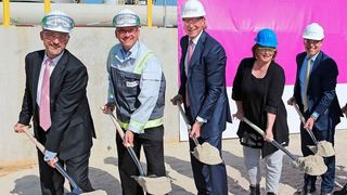 Spatenstich für die neue Evonik-Polyamid-12-Pulver-Anlage (von links): Dr. Matthias Kottenhahn, Leiter des Geschäftsgebiets High Performance Polymers, Dr. Udo Jegelka, Leiter Operations Management, Dr. Ralf Sven Kaufmann, Mitglied des Vorstandes, Sylvia Monsheimer, Vertreterin des Sprecherausschusses, Dr. Claus Rettig, Vorsitzender von Geschäftsführung der Evonik Resource Efficiency (Evonik)