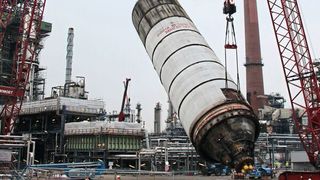 Der mechanische Tausch der Coke-Drums ist eine herausfordernde Aufgabe.  (Miro)