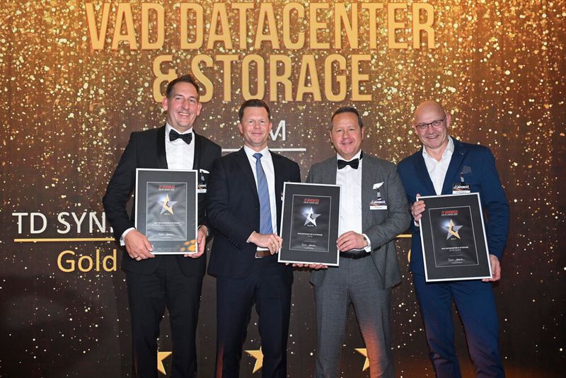 In der Kategorie „VAD Datacenter & Storage“ nehmen die Awards entgegen: Christoph Heinz, TD Synnex (Gold), Tim Henneveld und Jörg Eilenstein, TIM (Platin) sowie Reinhold Egenter, Bytec (Gold) (Bild: Hannes Magerstädt)