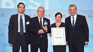 14. Preisverleihung des „NRW.INVEST AWARD 2018“ am 25. Juni 2018 im K21-Ständehaus in Düsseldorf. Preisträger: Shimadzu Europa v.l.n.r.: Laudator Akinori Okumura, Präsident der Japanischen Industrie- und Handelskammer zu Düsseldorf; Jürgen Kwass, Managing Director Shimadzu Europa; Petra Wassner, Geschäftsführerin NRW.INVEST; NRW-Wirtschafts- und Digitalminister Prof. Dr. Andreas Pinkwart.
 (NRW.INVEST/Jürgen Markus)
