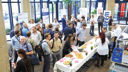 L'apéro en fin de journée permet aux participants de poursuivre les échanges. L'apéro en fin de journée permet aux participants de poursuivre les échanges.
