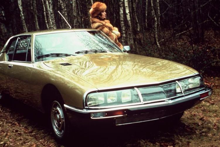 Der Citroën SM ist ein von 1970 bis 1975 gebautes Sportcoupé der Oberklasse. Das Fahrzeug war mit einem Sechszylinder-V-Motor von Maserati ausgestattet, da Maserati damals zu 60 Prozent Citroën gehörte. Mit einer Spitzengeschwindigkeit von über 220 km/h war der Wagen lange Zeit das schnellste frontgetriebene Serienfahrzeug.  (Citroën)